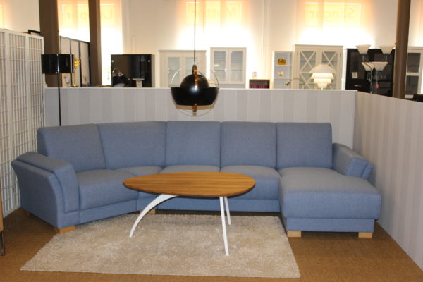 En blå soffa som är bekväm. Soffan är en divansoffa och är just nu på rea.