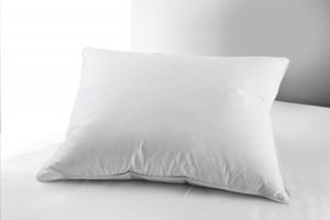 En kudde av dun från Värnamo sängkläder. Kudden heter lilja.
