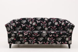 Den nätta lilla soffan Sara från Ermatiko. Soffan finns att köpa i både tyg och skinn. Kombinera gärna med clubfåtöljen Sara.