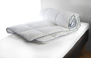 Sköna täcket blåklocka från Värnamo sängkläder. Täcket är svensktillverkat och ekologiskt. Detta täcke finns som medium och varmt.