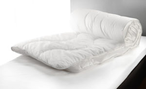 Svensktillverkat täcke vid namn Mosippa från Värnamo sängkläder. Detta sköna täcke finns som svalt, medium och varmt. Täcket kallas även hotelltäcket.