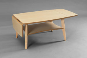 Ett soffbord med klaff från Bordbirger. Bordet heter Birdie och finns i följande färger: ek, svartbetsad ek, valnöt och vitpigmenterad ek. Detta soffbord är svensktillverkat.