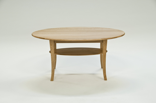 Ett soffbord tillverkat i sverige. Detta soffbord finns i flera olika färger och mått. Soffbordet har hylla.