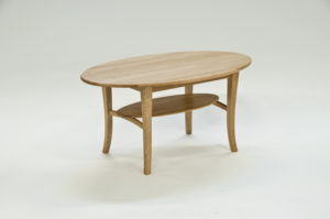 Ett soffbord med hylla. Detta bord är svensktillverkat. Bordet finns i flera storlekar och färger.
