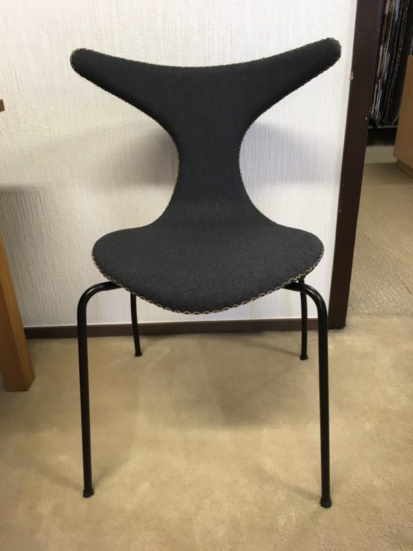 Välj vilket material denna byggbara stol ska vara i.