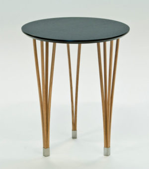 Ett bord från Signera som är svensktillverkat. Detta soffbord finns som runt, fyrkantigt och ovalt.