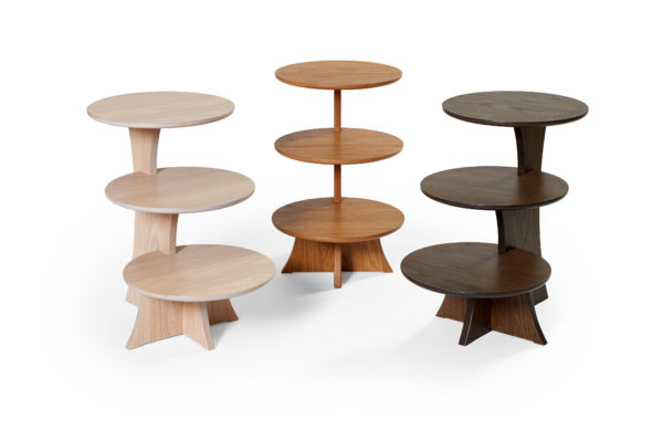 Etapp 60 är ett bord från Bordbirger. Detta fåtöljbord har tre olika plan i tre olika höjder. Välj mellan färgerna ek, rökt ek, svartbetsad ek, vitlack och vitpigmenterad ek.