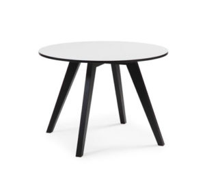 Detta fina soffbord vid namn gaga från conform är ett runt soffbord. Bordet har svarta ben och vit skiva.