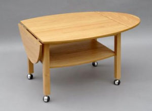 Ett fint soffbord med klaff, tidningshylla och hjul. Soffbordet heter Havanna och kommer från Bordbirger. Finns i Ek, Vitlack, Svartbetsad ek, Valnöt, Rökt ek och Vitpigmenterad ek.