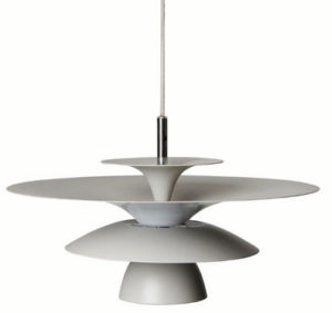 En snygg svensktillverkad lampa från Belid. Lampan finns i flera olika utföranden så som golvlampa, taklampa, vägglampa, bordslampa och takkrona.