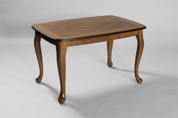 Soffbordet Rut från Bordbirger. Bordet finns i flera utföranden då det även finns som lampbord. Välj mellan körsbär, mahogny, valnöt.