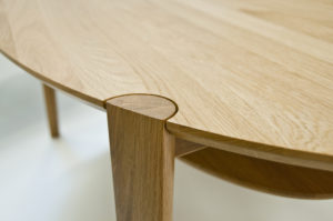 Ett fint bord somm går att få i olika storlekar, höjder, färger och med eller utan hylla. Bordet har fina detaljer.