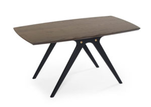 Ett snyggt soffbord som finns i ek, rökt ek/svart, svartbetsad ek och vitlack.