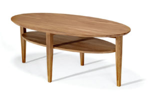 Ett fint soffbord med hylla som finns i färgerna oljad ek, vitbetsad ek, svartbetsad ek, vitoljad ek och vitlackad med skiva i oljad ek.