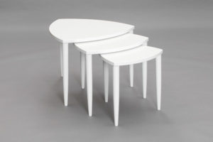 Tripoli ett satsbord med tre olika stora bord från Bordbirger. Bordet finns i Ek, Svartbetsad ek, Vitlack eller Valnöt.