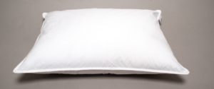 En bekväm kudde från Värnamo Sängkläder. Denna kudde finn som extra lång, vanlig och extra stor. Du kan välja mellan låg, hög och medium.