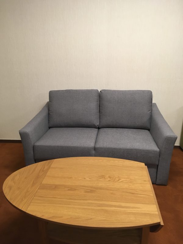 En liten och smidig framåtbäddad bäddsoffa. Denna soffa finns endast som 2 sits. Bäddmåttet är 120 cm. Så bädden är stor.