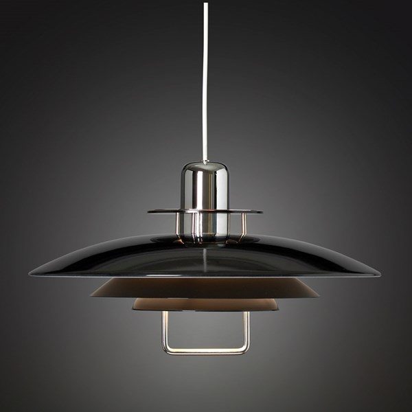 En snygg klassisk lampa som finns som vit och svart. Lampan är gjord i metall och passar kök och vardagsrum.