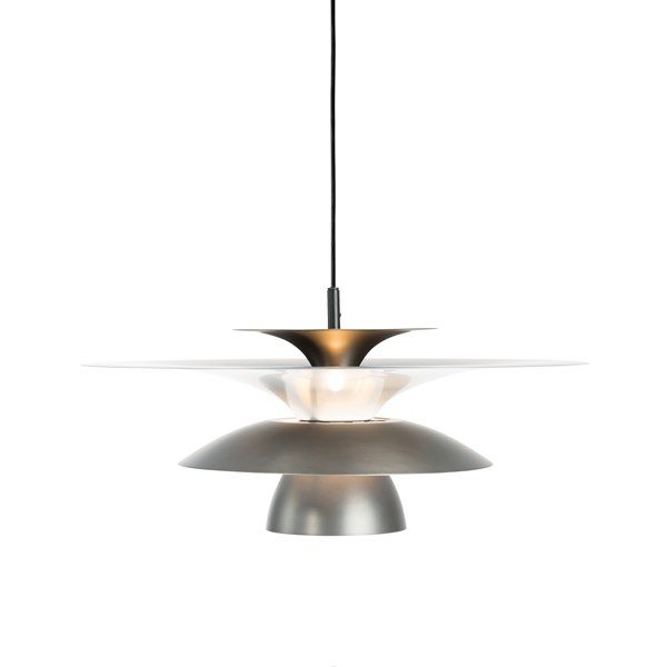 En snygg svensktillverkad lampa från Belid. Lampan finns i flera olika utföranden så som golvlampa, taklampa, vägglampa, bordslampa och takkrona.