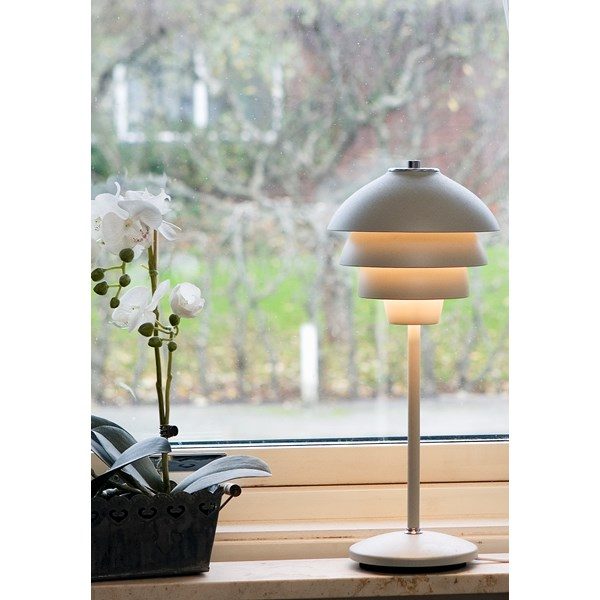 En lampa vid namn Valencia från Belid. Lampan finns som bordslampa, taklampa och fönsterlampa. Välj mellan färgerna vitt och mässing.