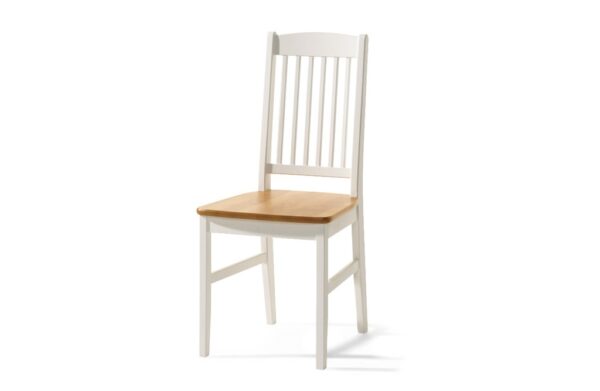 En stol i björk och vitlack som hör ihop med matbordet Boden. Allt från Torkelson.
