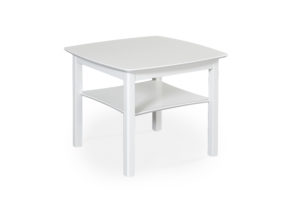 Ett soffbord / fåtöljbord som är vitlackerat. Detta bord är fyrkantigt.