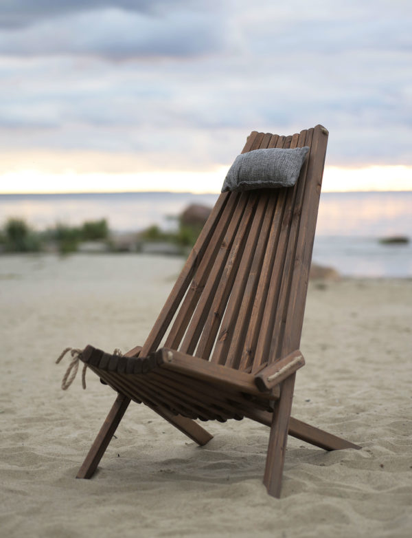 En fin stol i trä att ha på stranden. Köp gärna till huvudkudden.