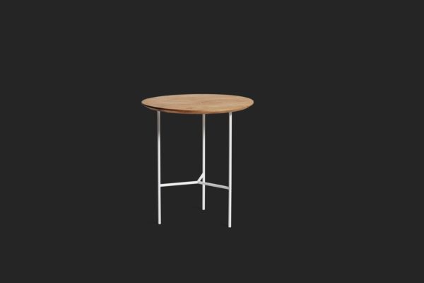 Fåtöljbord vid namn Tribeca. Detta bord kommer från Rowico. Du kan få benen i svart eller vitt. Skivan finns i rustik ek eller rustik vitpigmenterad ek.
