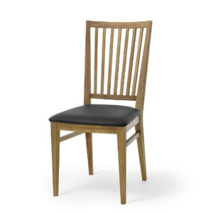 En stol som passar till matbord. Denna stol heter Särö och är från Torkelsons. Välj mellan sits i tyg, skinn eller ek. Du kan även få stommen i vitlack.