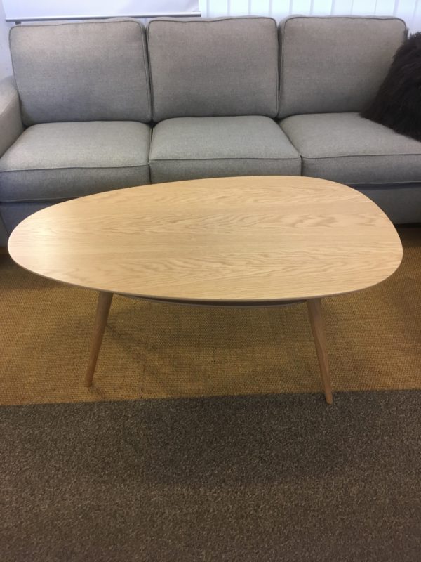 Droppformat bord från Kleppe vid namn Retro. Detta soffbord går att få med eller utan hylla. Finns i lackad ek, espresso, rökfärgat, vitt, vitfärgad ek och grått.