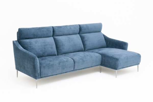 Byggbar soffa med divan. Nord är en soffa med hög rygg. Välj mellan olika bredder på sitsarna. Finns som 2 sits soffa, 3 sits soffa och fåtölj.