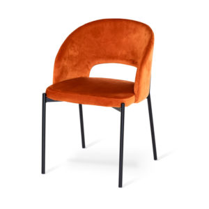 En stol från Torkelson vid namn Gap. Stolen har ben i metall. Här i färgen Tegel (orange sammet).