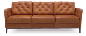 Emma är en soffa från bd möbel med knappar på ryggstödet. Finns i tyg och skinn.