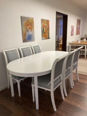 Rea på Mozart stol från Rowico. Kombinera med bordet Wittskär ett klassiskt bord i vitlack.