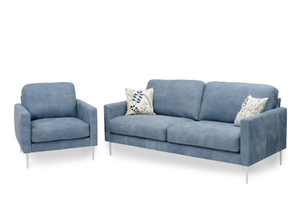 Boss är en soffa från Above. Just nu säljer vi ut detta demo ex av soffan och en fåtölj. Båda i blått skinn.