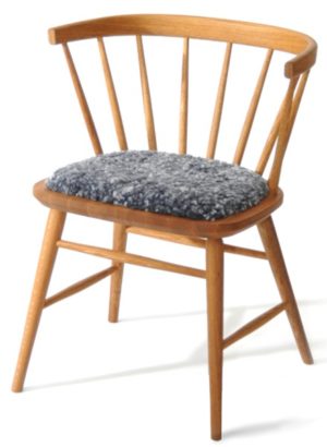 Svensktillverkade Florida från Wigells. Här ser ni en karmstol. I serien finns även matbord och pinnstol.