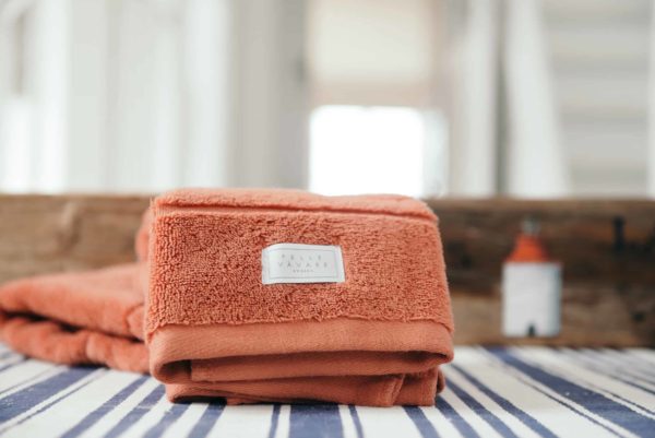 Vi har handdukar och badlakan från Pelle vävare i bomullsfrotté av hög kvalitet. Vi säljer även badrockar och badrumsmattor.