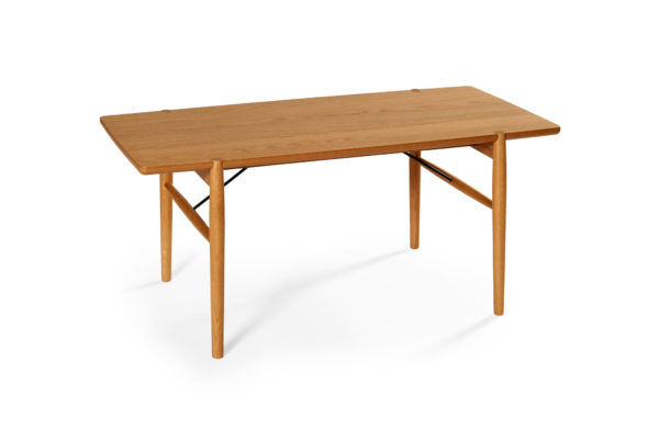 Medley är ett svensktillverkat smalt soffbord från Bordbirger. Detta soffbord finns i ek, rökt ek, svartbetsad ek, vitpigmenterad ek och vitlack.