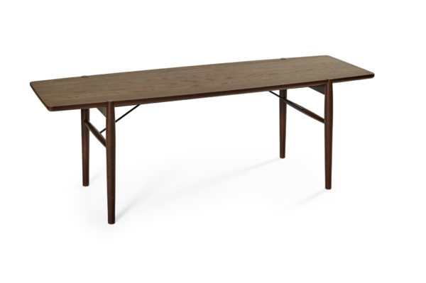Smalt svensktillverkat soffbord från Bordbirger. Detta soffbord heter Medley och finns i rökt ek, ek, svartbetsad ek, vitpigmenterad ek och vitlack.