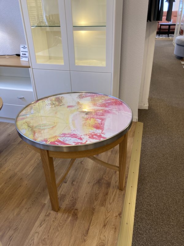 Fint soffbord som är svensktillverkat. New deco är ett soffbord från Bordbirger. Det har en glasskiva med ett konstverk under.