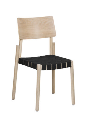 Fin designmöbel från Hans K. Stolen heter Flex och finns i blond ask med svart sadelgjord. Kombinera gärna med Inzel matbord som har en hängande klaff.