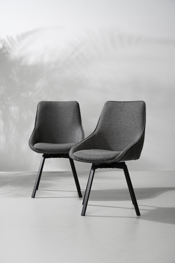 Stol med snurr. Alison från Rowico är en stol som du kan snurra upp till 360 grader vilket gör att den passar till både matbord och som skrivbordsstol. Välj mellan färgerna grå, mörkgrå och beige. Benen är svarta (i metall).