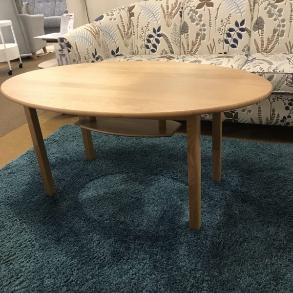 Soffbord Blanca från Oscarsson. Detta soffbord är svensktillverkat. Bordet har hylla och är i massiv lackad ek. Finns i flera olika höjder.