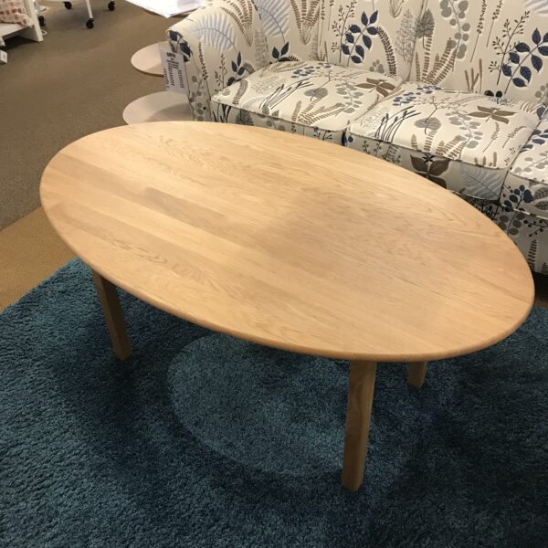 Svensktillverkat soffbord från Oscarssons. Detta soffbord heter Blanca och går att få i höjd upp till 57 cm.