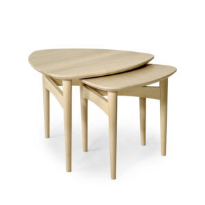 Orust är ett satsbord från Torkelson som finns i svartbetsad björk, ek, vitpigmenterad björk och vitlack.