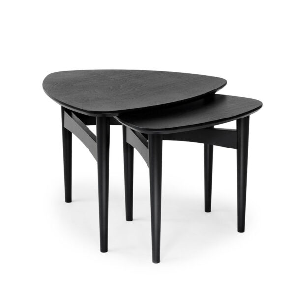 Fint satsbord med två bord från Torkelson. Satsbordet heter Orust och finns i ek, svartbetsad björk, vitpigmenterad björk och vitlack.