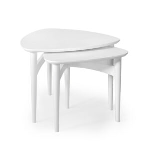 Satsbord från Torkelson. Orust är ett satsbord med två trekantiga bord. Finns i vitpigmenterad björk, svartbetsad björk, ek och vitlack.