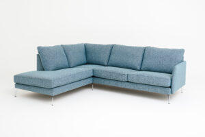 Robin är en byggbar soffa från Ermatiko. Denna soffa har flera olika delar så som öppet avslut. Dynorna är vändbara.