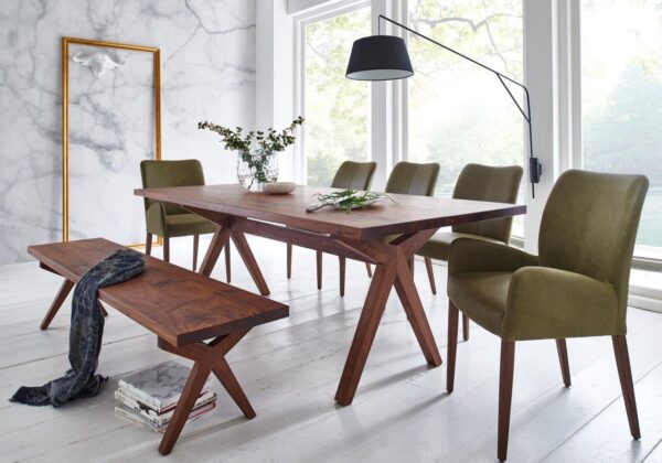 Fargo är ett matbord från Lib. Detta matbord är i massivt trä tillverkat i europa. Bordet finns med flera olika kanter. Välj mellan naturkant, rak kant och rund kant. Designa ditt eget matbord som du vill. Du kan även välja mått och mellan ben i trä eller metall.