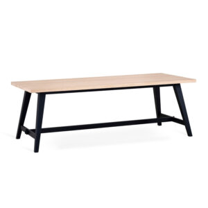 Matbord Bedrock från Torkelson. Detta bord har en skiva som består av tre plankor. Skivan är i vitoljad ek och ben / underrede är i svartbetsat trä.